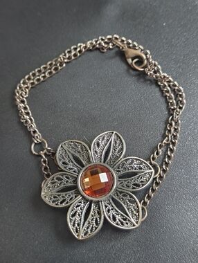 Elegant Gold Flower Pendant Bracelet